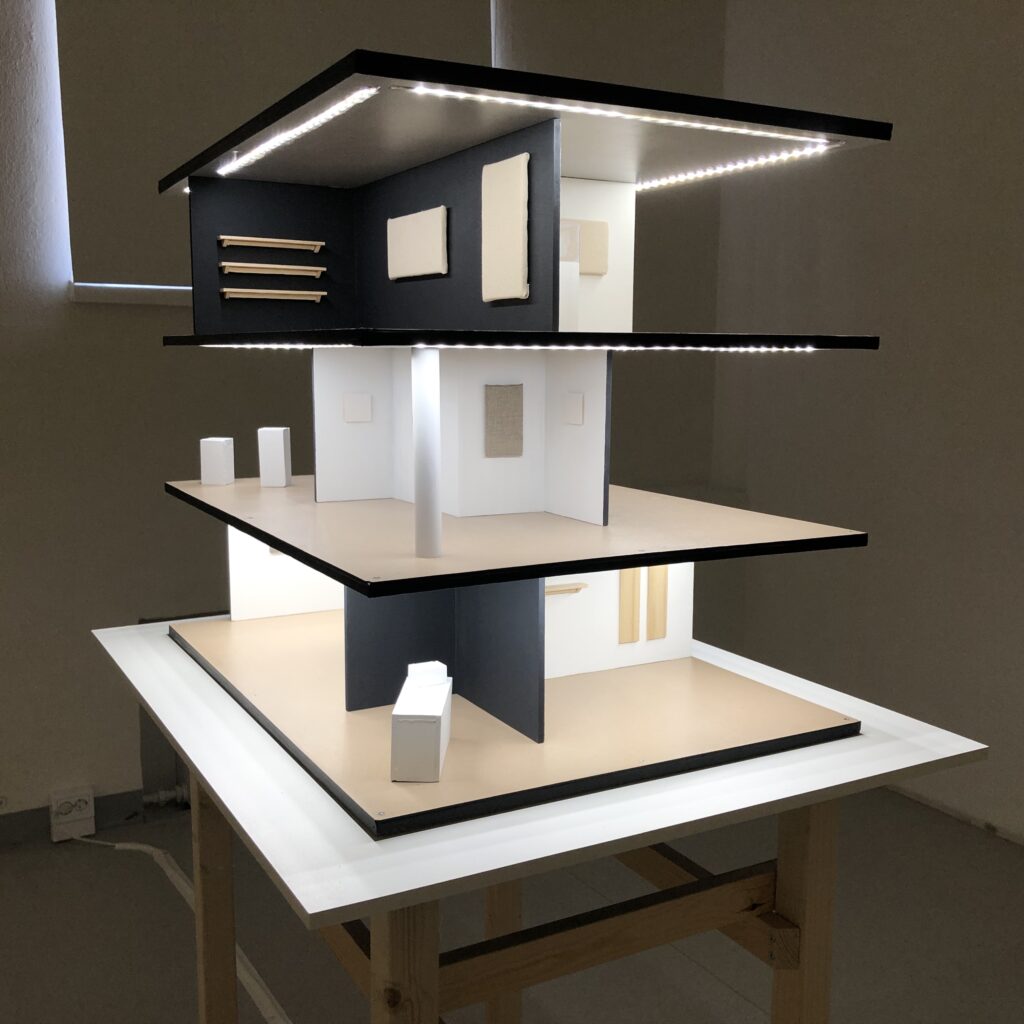 Miia Sipposen Luoden kuvitellen on hämmentävä eleettömän siisti teos, kuin äärimodenistisen taidemuseon pienoismalli, joka sitten itsekin esineenä muodostuu kuin äärimodernistiseksi veistokseksi. Mistähän ihmeestä tämä tulee, ja mihin suuntaan se pyrkii? Mutta kiehtova esine se on. Chrysalis-näyttely.