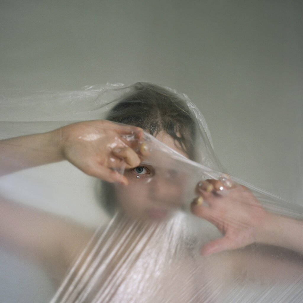 Nova Lindahl, Fluidum, 2022. Teos näyttelyssä Photofuss: Yöpyvä aurinko, aamun kuu, 1.7.-28.8.2022, Suomen valokuvataiteen museo, Prosessi-tila