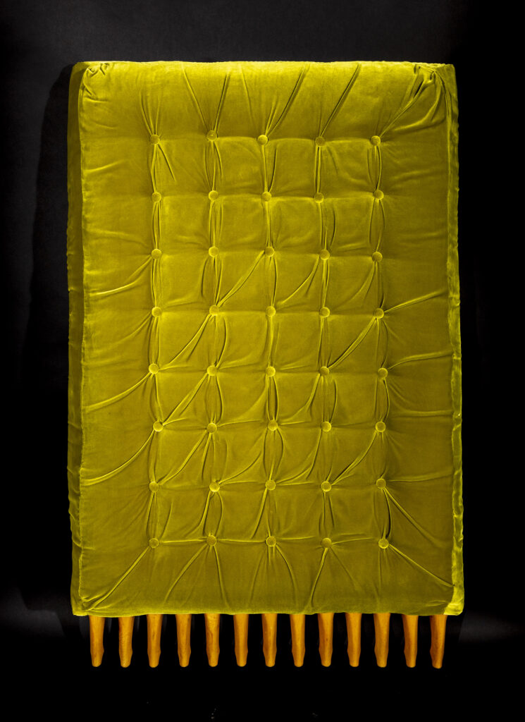 Velvetti (keltainen), sekatekniikka, 1991. Turun kaupungin taidekokoelma. Kuva: Turun museokeskus / Raakkel Närhi