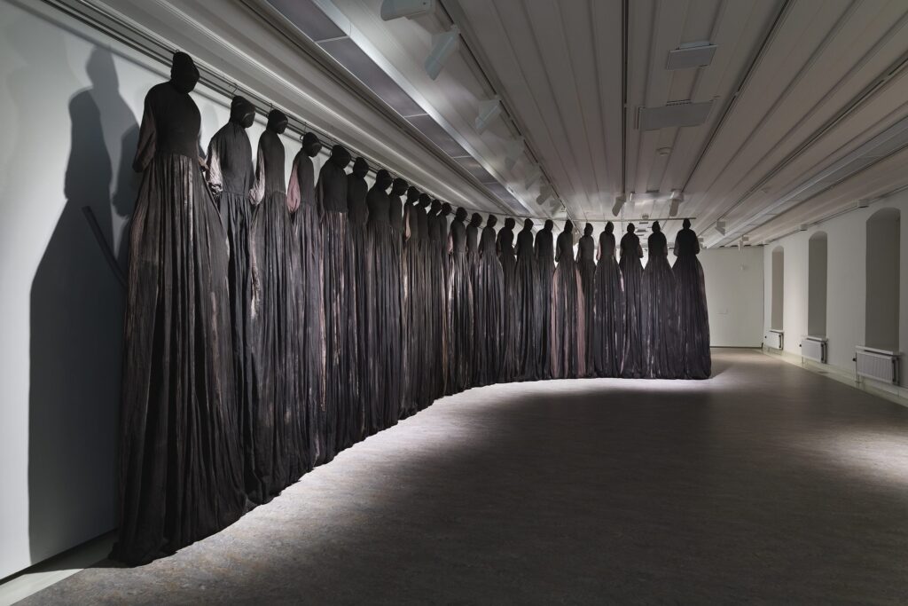 Äiti, 2021–22, installaatio, kangas, tussi, 300 x 300 cm.
