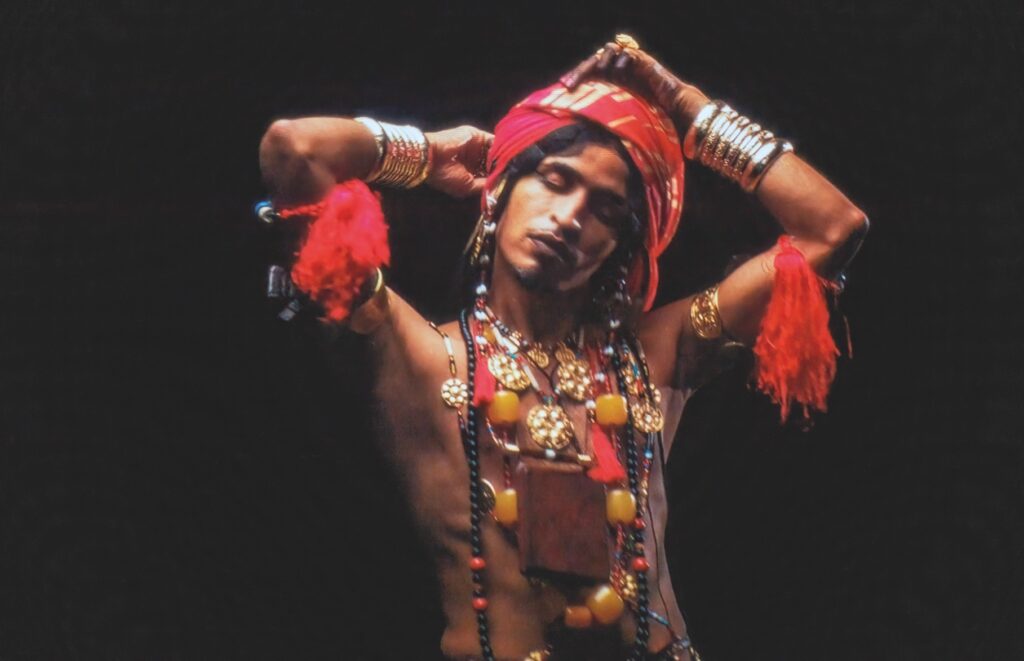 Videossaan Talitin, The Third (2023-2024) norjalainen Ahmed Umar esittää sudanilaisen morsiustanssin. Kuva videosta.