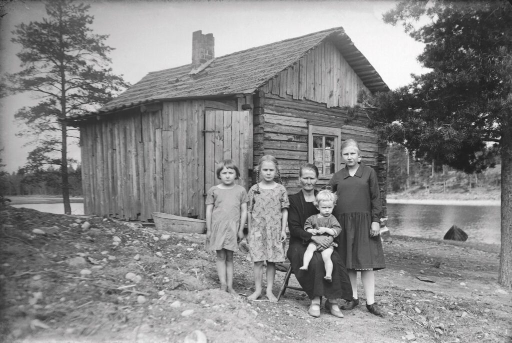 Leo Montonen, Kaukisen perhe Puumalassa Lintusalon saaressa, 1925 tai 1926. Lasinegatiivi, 10 x 15 cm. Kuva Mikkelin valokuvakeskuksen viimeisestä kesänäyttelystä.