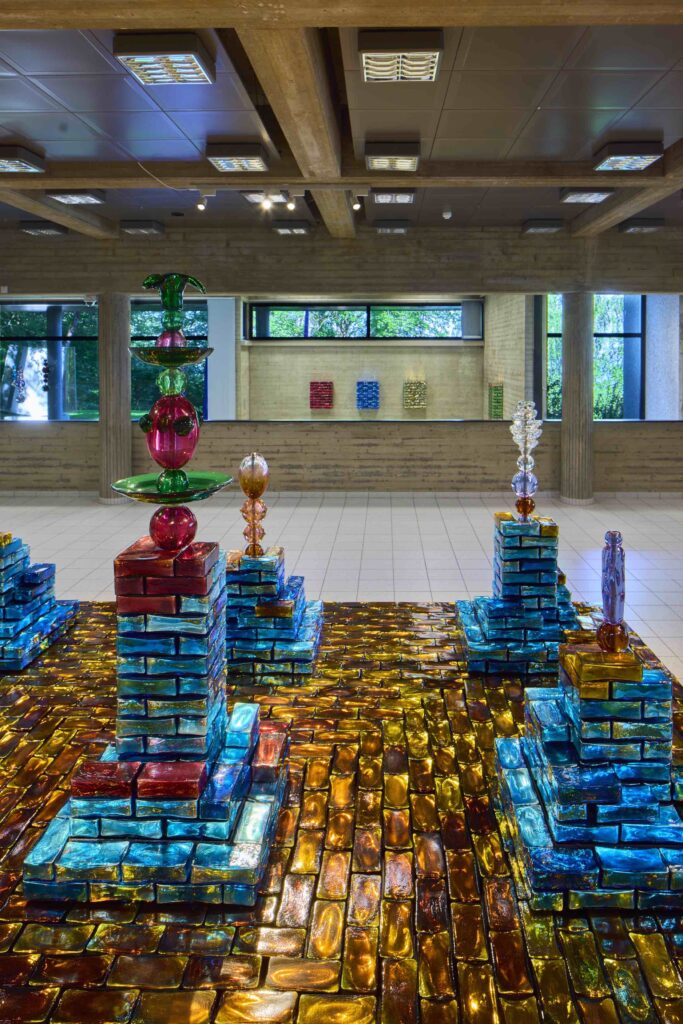 Teoksia sarjasta Suihkulähde, 2022, Intialainen peililasi, Muranon lasi, ruostumaton teräs