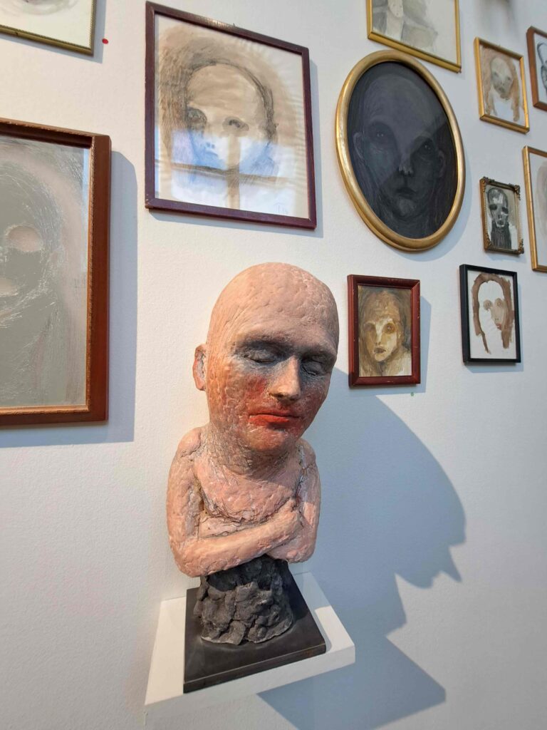 Tommi Toija: Omakuva huulipunalla. Kuva: Liisa Vähäkylä.