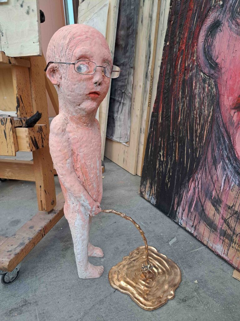 Tommi Toija, Pissaava poika työhuoneella. Kuva: Liisa Vähäkylä.