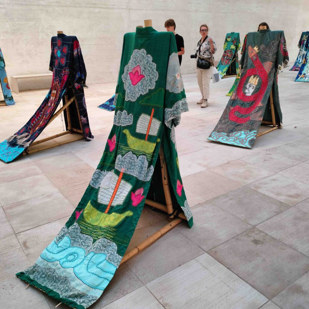 The Altersea Opera -teos pohjoismaisessa paviljongissa. Kholod Hawashin tekemiä pukuja. Kuva: Marjatta Hietaniemi.