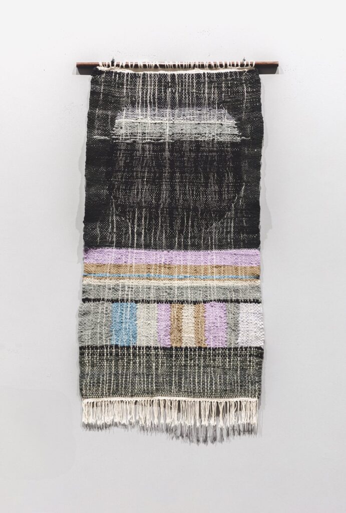 Monika Correa, No Moon Tonight, 1974, valkaisematon puuvilla, värjätty villa. Collection of Lorenzo Legarda Leviste and Fahad Mayet. Kuva: Matteo de Mayda.