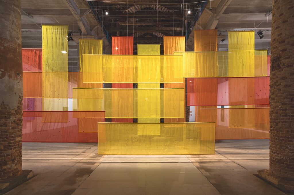 Dana Awartani, Come, let me heal your wounds. Let me mend your broken bones, 2024, parsinta kasvivärjätylle silkille, 520 x 1250 x 297 cm. Kuva: Marco Zorzanello.