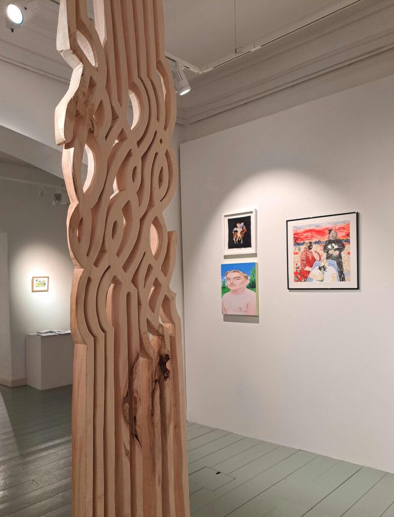 Letittäen syntynyt Auri Venton puuveistos Sataa kaatamalla kuusesta autonpäälle muurahaisia, 2024 toi Auri Ventolle Turun taiteilijaseuran Vuoden taiteilija -nimityksen ja yksityisnäyttelyn ensi vuonna. Kuva: Liisa Vähäkylä.