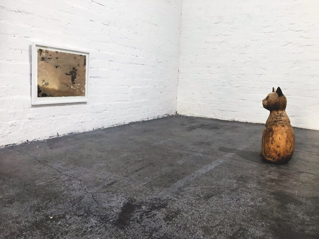 Hyäryllistä, Kytkös, 2025, sekatekniikka, taulu, 45 x 57 cm, kissa 52 x 30 x 29 cm.