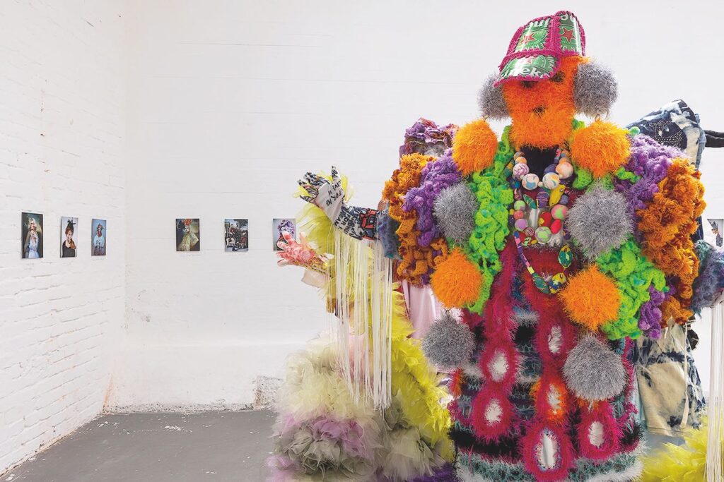 Jouko Korkeasaari, Togliersi lo sfizio, 2025, installaatio. Taustalla: 33 sisäistä persoonaani, 2020–2025, valokuvatuloste komposiittilevylle.