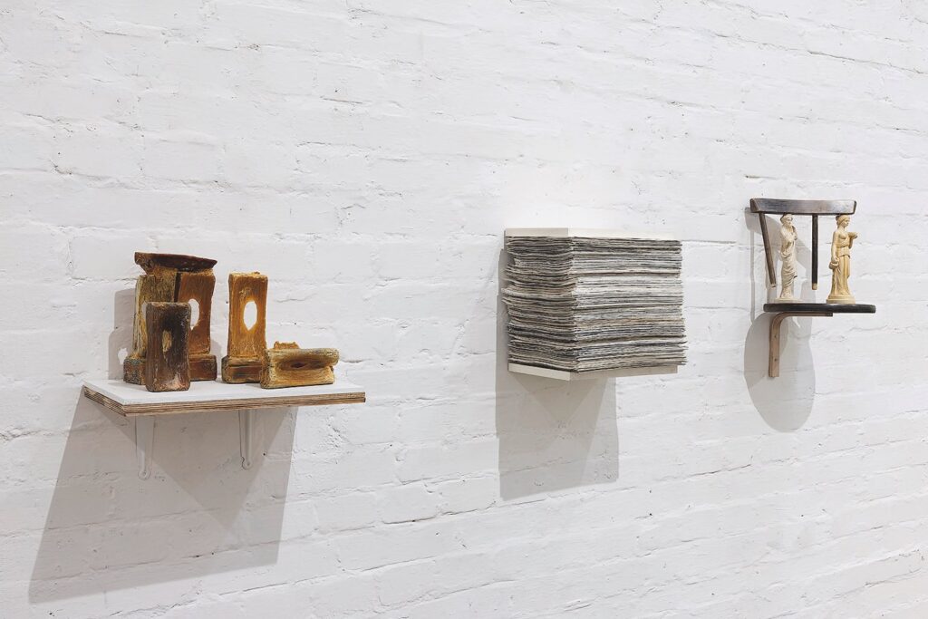 Hyäryllistä, Taiteesta ja kulttuurista: Rauniot, 2025, mäntysuopa; Asetelma, 2019–25; Kannattelijat, 2025, sekatekniikka. Kuva: Anna Autio.