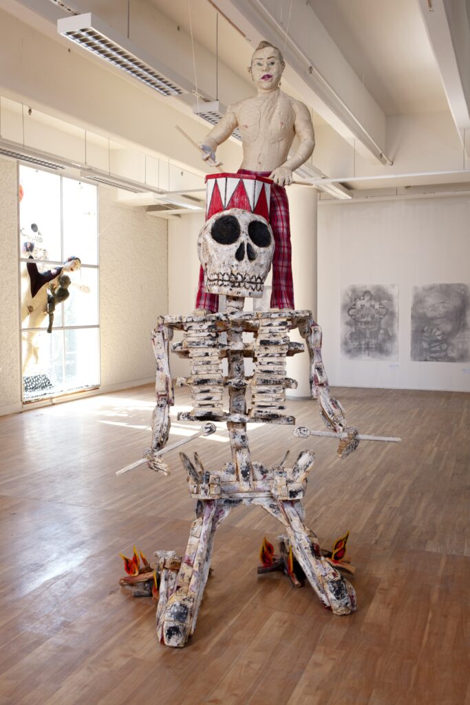 Pauliina Turakka Purhonen & Tapani Kokko, Rumpalit, teoksesta Danse Macabre, 2020, puu ja tekstiili. Kuva: Pasi Autio.