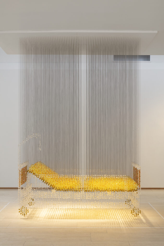 Hanna Vihriälä, Nousutuki, 2020, akryylihelmet ja vaijeri, 108 x 218 cm. Kuva: Jussi Tiainen.