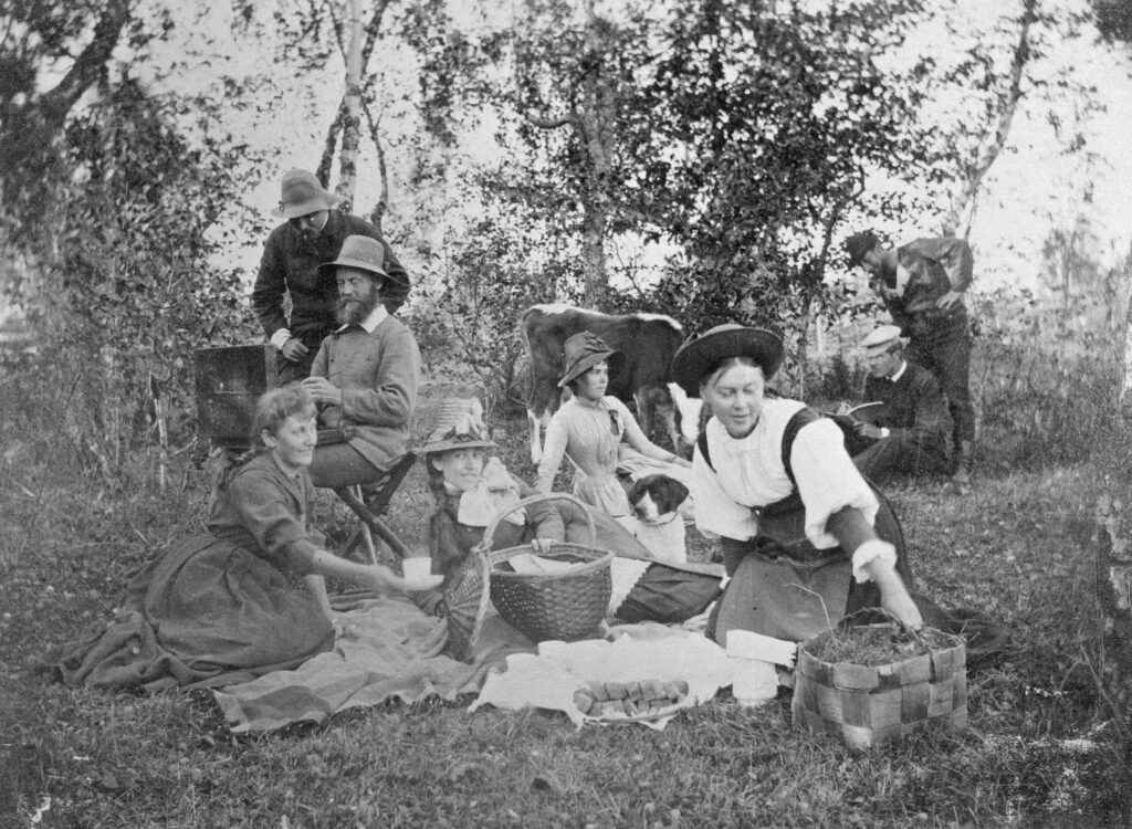 Önningebyn siirtokunnan taiteilijoita ensimmäisenä kesänä 1886. Kuva: Paul Aksel. Museovirasto.Nurmikolla istumassa vasemmalta Hanna Rönnberg, Hilma Westerholm, Elin Danielson ja Nina Ahlstedt. Naisten takana vasemmalta istumassa Fredrik Ahlstedt, sitten Victor Westerholm, Alex Federley ja J. A. G. Acke.