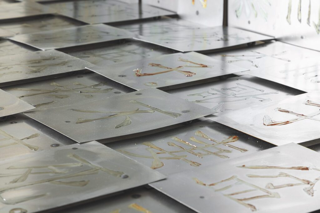 Christine Candolin, Chuangtsen huone, 1995, konerasva metallilevyllä. Kuva: Ahmed Alalousi,