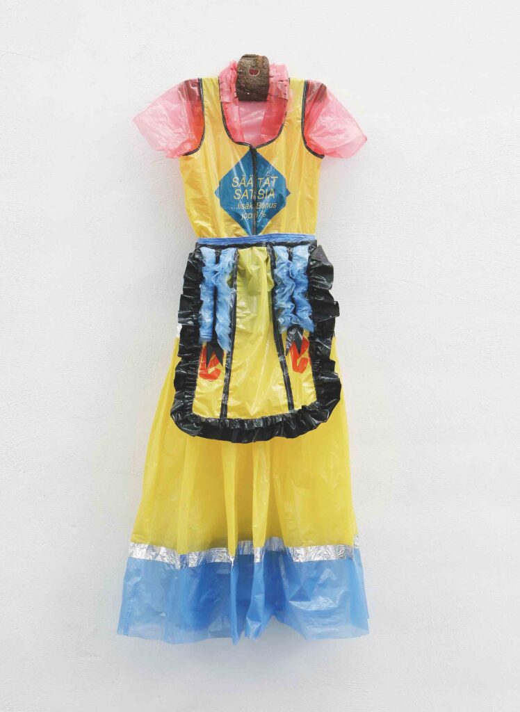 Maria Duncker, Kansallispuvut IV, 1998, muovipussit ja puuripustin, Kuva: Kansallisgalleria / Pirje Mykkänen.