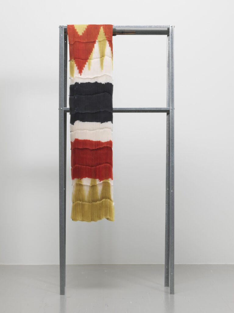 Mikko Kuorinki;Giorgosille, Bernhardille, Ekaterinille & Mariettalle, Dzintarsille, Normundsille, Viktorsille, Mattiasille, Saralle, Bertille, Shaharille, Saaralle, Joonakselle ja Timolle kuvaillut esineet, 2015–2017, Kansallisgalleria. Kuva: Pirje Mykkänen