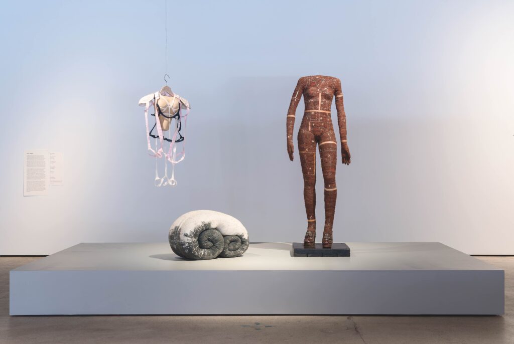 Anu Poder, Tilaa iholleni, 1995, Tartu Artu Musweum; Rullalle kääritty keho, 1992, Tartu Art museum; Ennen esitystä, 1981, Art Museum of Estonia. Kuva Paula Virta / EMMA.