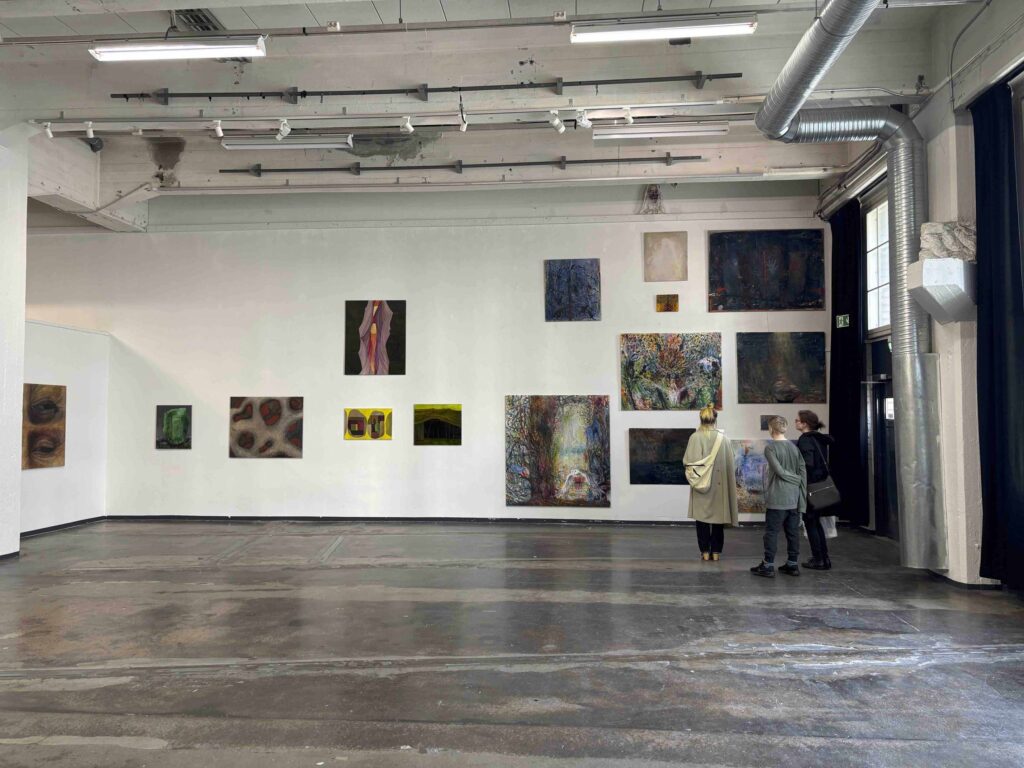 Vapaan taidekoulun lopputuönäyttely oli keväällä 2025 Helsingin Kaapelitehtaalla.