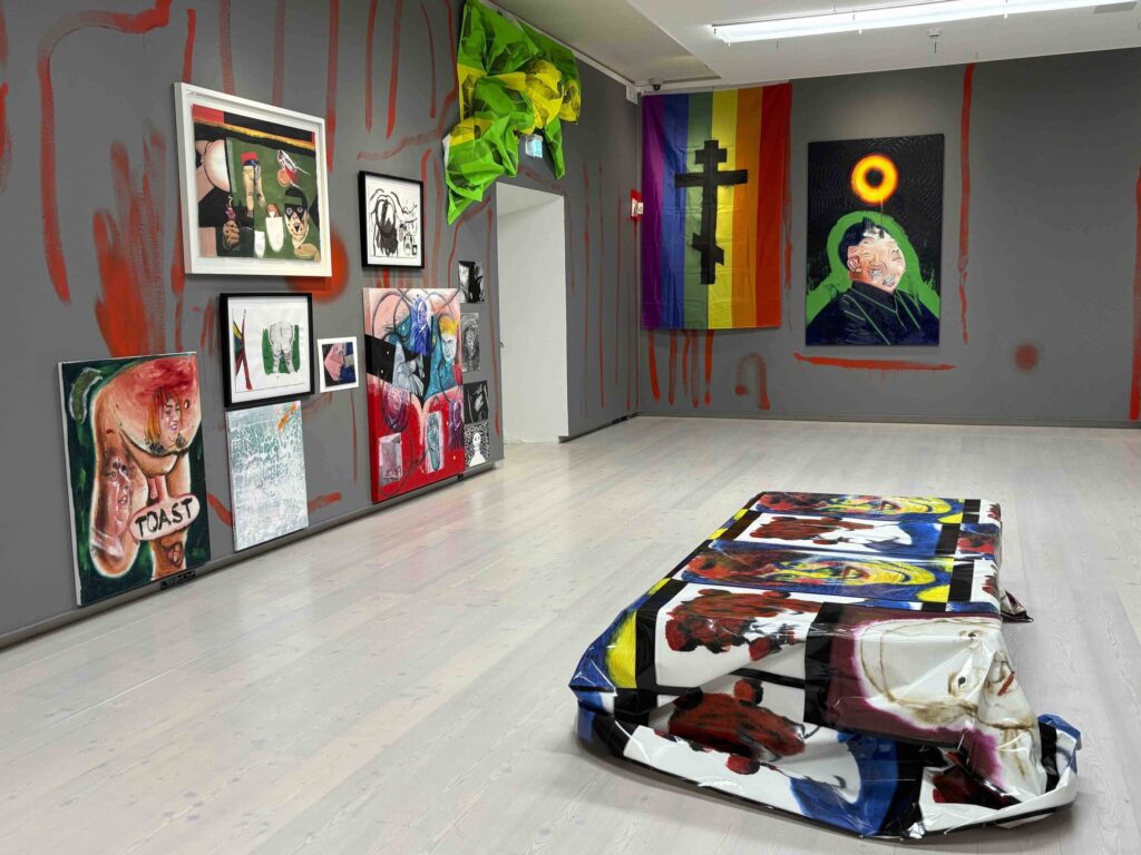 Jukka Korkeilan Pimeys on täynnä valoa -näyttely Hämeenlinnan taidemuseossa.