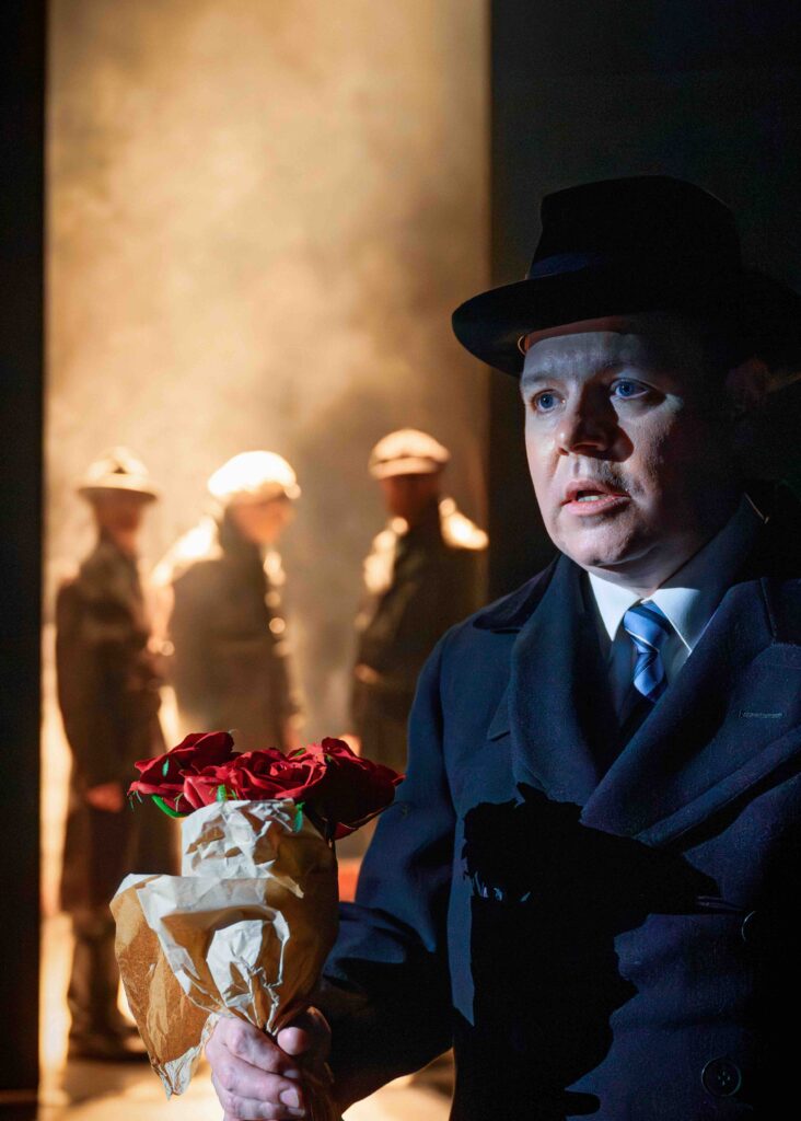 Amos Anderson (Patrick Henriksen) äärioikeiston huligaanien uhkaamana Svenska Teaternin näytelmässä Amos A. Kuva Cata Portin.