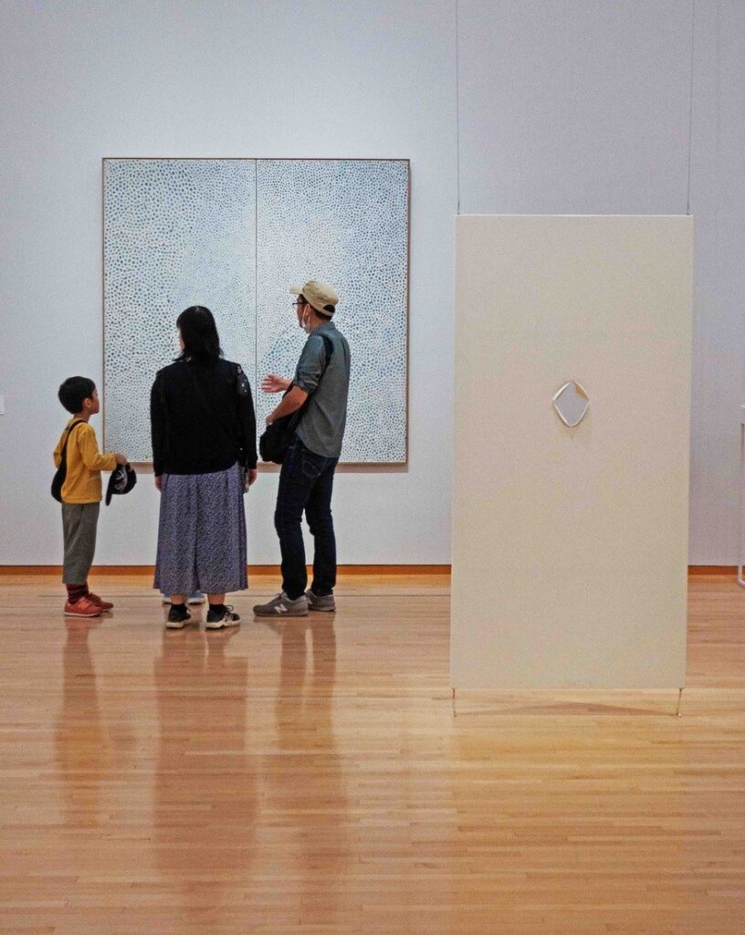 Yayoi Kusama, Tyyni valtameri,1960, takana ja Yoko Ono, Maalaus kättelyä varten, 1961/ 2015 Museum of Contemporary Art Tokyossa. Kuva: Timo-Erkki Heino.