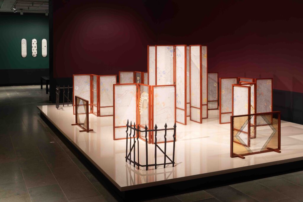 Maze, 2024, Puu, lasi, kuivatut kasvit, Tengujo-paperi, kuivapastelli, seriväri (akryyli), patinoitu messinki. Kuva: Patrik Rastenberger.