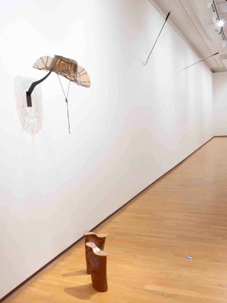 self-portrait 02, 2025, lasi, patinoitu tina, posliini, lasite, keraamiset siirtokuvat, nahka, teräs, 65 x 34 x 58 cm. Tiftö Foundation ja Bow Boots, 2024, valettu pronssi, patina, vaha, 40 x 24 x 10 cm.