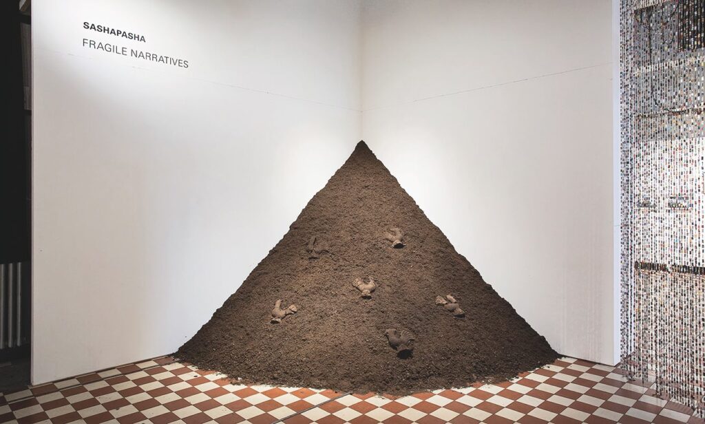 Pavel Rotts, Sweet Land, 2017-2022. Installaatio, video, esineet, multa, sokeri, puu, metalli. Kuva: Galleria Huuto