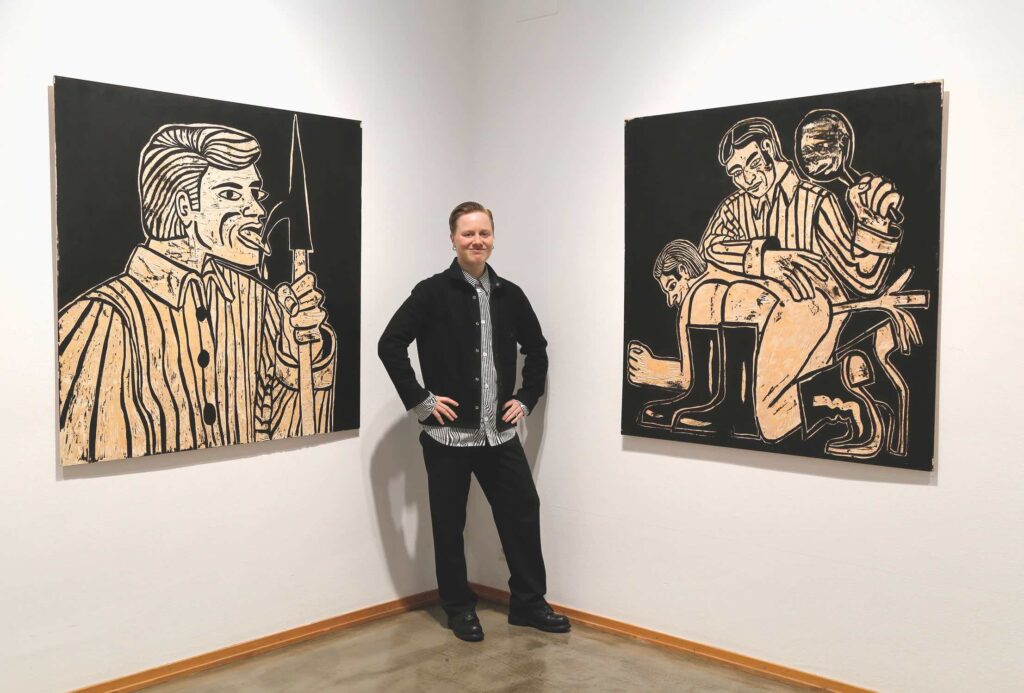 Edith Hammar puupiirrostensa Suukko ja Poraus keskellä. Kuva: Jari Hannuniemi/Aineen taidemuseo.