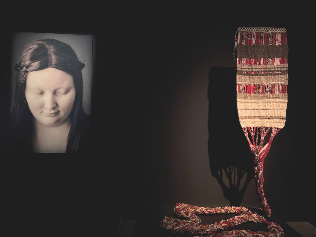 Monica L Edmondson Malign:Time, 2023, Fine Art ChromaLuxe-tulostus alumiinille ja Bárgáldahka, 2023, tekstiili, lampaanvilla. Australialaisessa taidekoulussa opiskellut Edmondsonin installoituna esitetyissä teoksissa valokuva on henkilökohtaisen tarinan ja tunteen asialla ja tekstiiliteos enemmän perinteen ja historian.