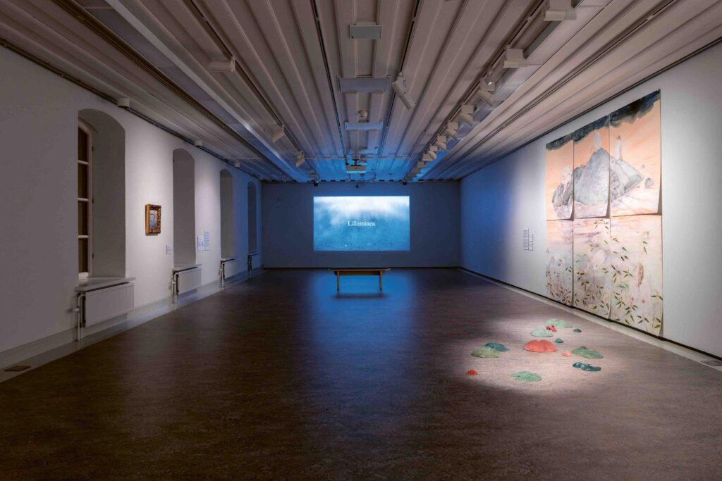 Yleiskuva näyttelystä Vesireitit, Lappeenrannan taidemuseo, 21.2.–10.5. Maria Wiikin, Anna Mustosen ja Sirkku Rosin teoksia. Kuva:Tuomas Nokelainen /Lappeenrannan museot.