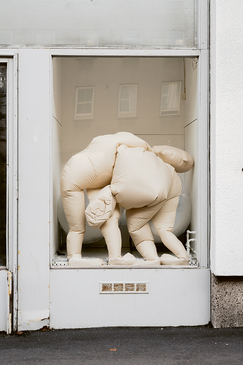 Kristin Wiking, Brottare-Wrestlers, 2025, Sports Hall Window. Kuva Jakob Johannsen.