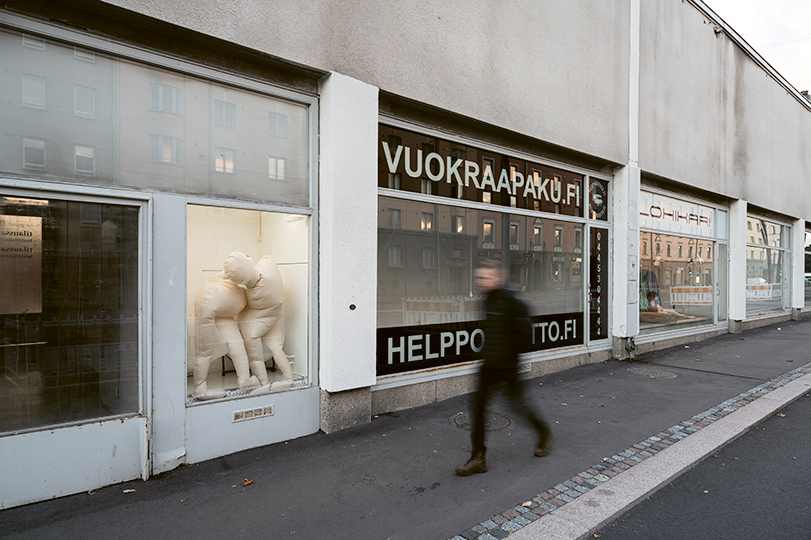 Kristin Wiking, Brottare-Wrestlers, 2025, Sports Hall Window. Kuva Jakob Johannsen